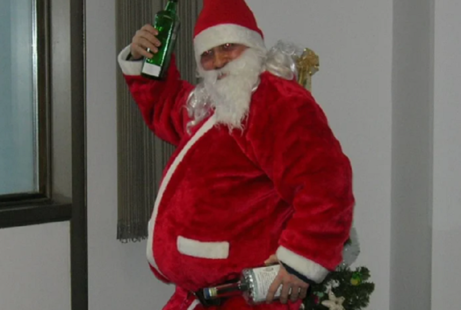 КЪДЕ Е КОМИНЪТ: Пиян Дядо Коледа се вряза в къща