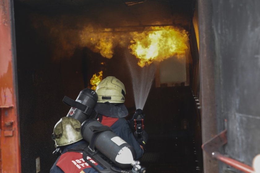 След големия пожар в блок в Хасково: Петима души са в болница, сред които и бебе