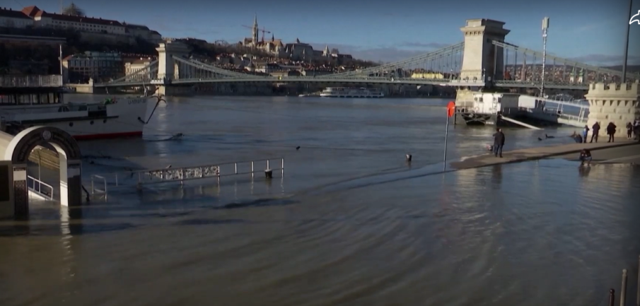 Дунав излезе от коритото си, заля бреговете в Будапеща