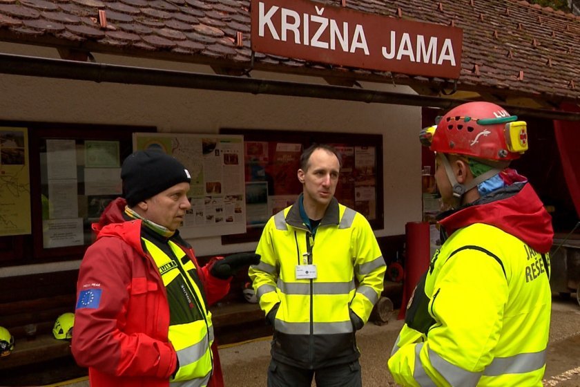 АКЦИЯТА ПРОДЪЛЖАВА: Доставиха храна и топли дрехи на блокираните в пещерата в Словения