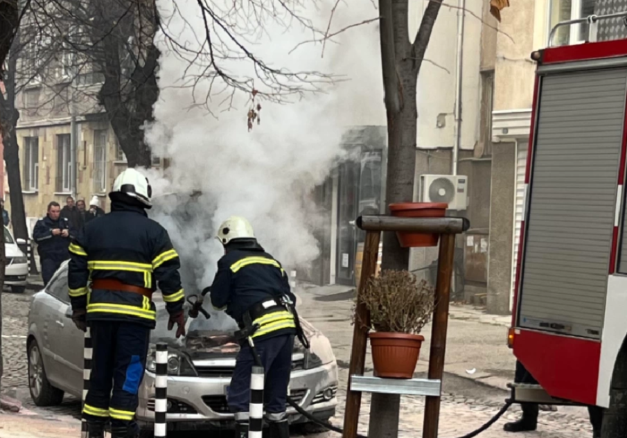ОТ ПОСЛЕДНИТЕ МИНУТИ: Кола пламна в центъра на София