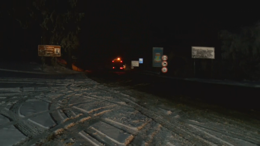 Снегът натрупа на Шипка - температурата е минус 11 градуса, пътят заледен