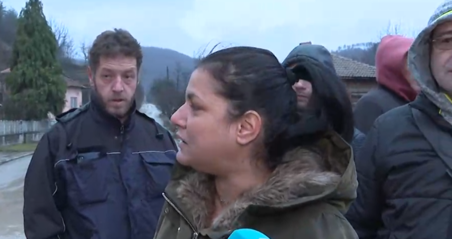 Жителите на Ребърково протестират срещу хронични прах и кал