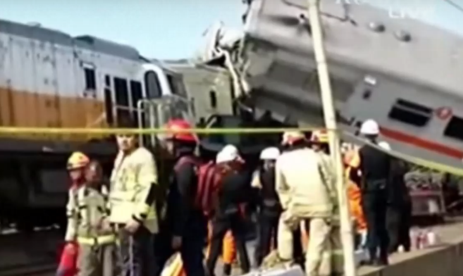 Трима души загинаха и 28 бяха ранени при влакова катастрофа в Индонезия