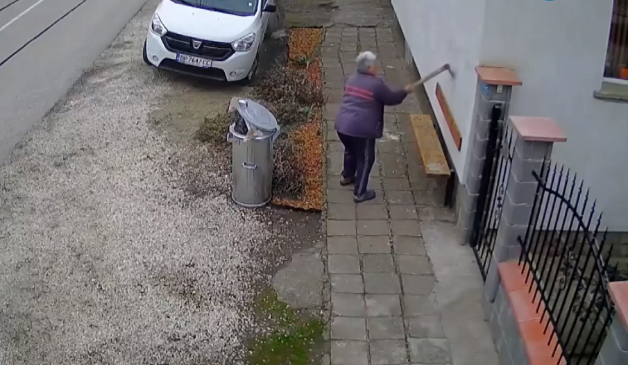 КОШМАР: Възрастна жена напада съседи с железни колове и мотика