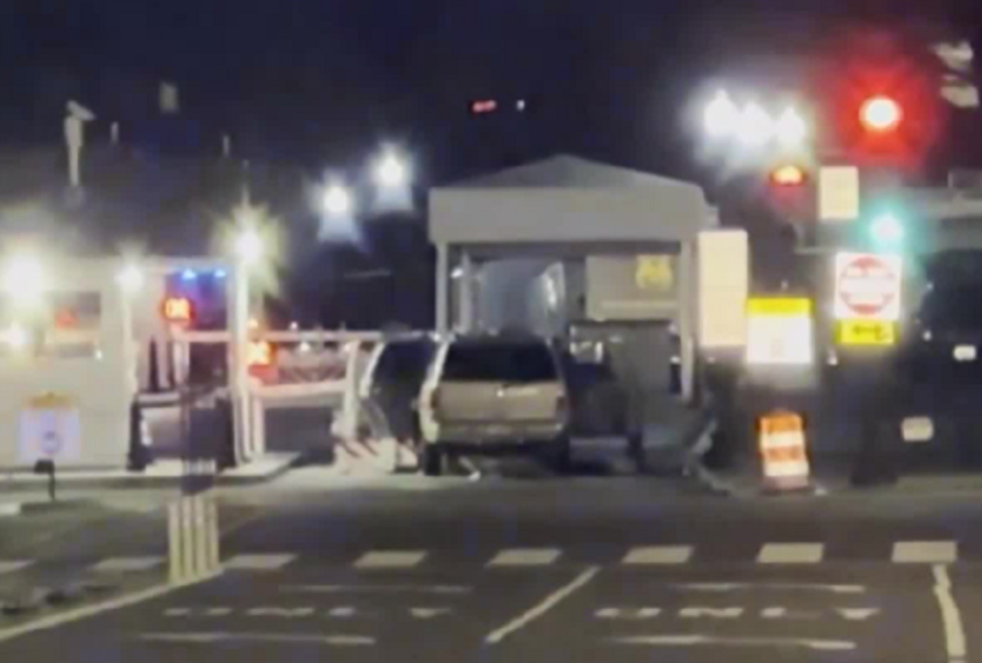 Шофьор загина, след като се вряза с колата си в портал на Белия дом