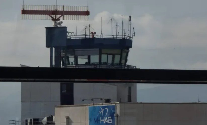 Осем души нахлуха в контролната кула на летище Скопие