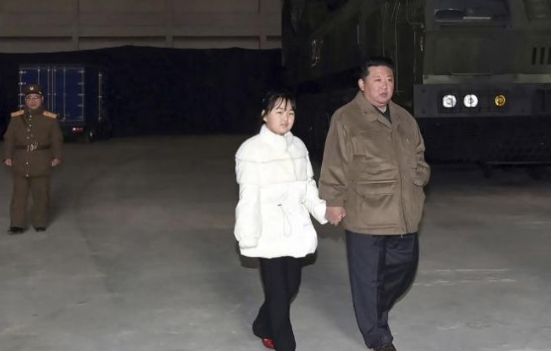 Ким Чен Ун готви 10-годишната си дъщеря за престолонаследник