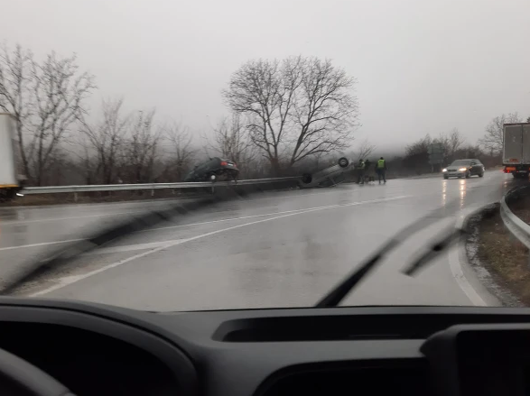 ОПАСНО! Разлято гориво направи пътя край Търново пързалка