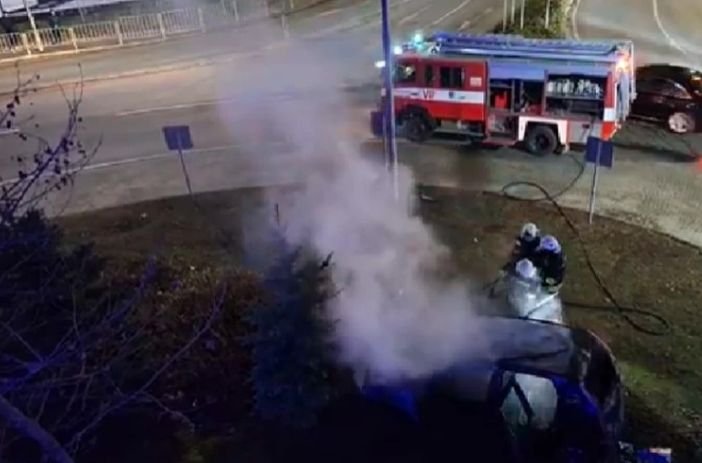 Автомобил се запали на натоварено кръстовище в Бургас