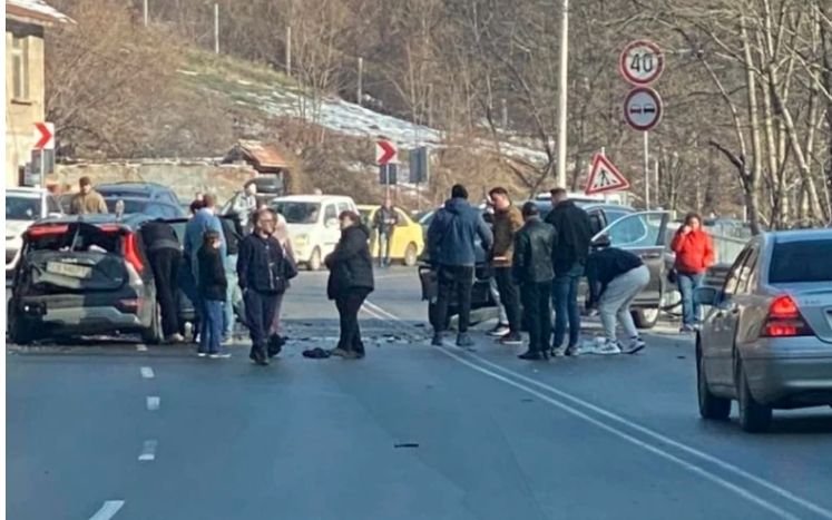 Тежка катастрофа край Владая - двама са ранени, жена е заклещена в кола, движението е спряно