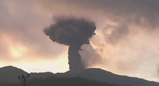 Вулкан предизвика евакуация на индонезийски остров (ВИДЕО)