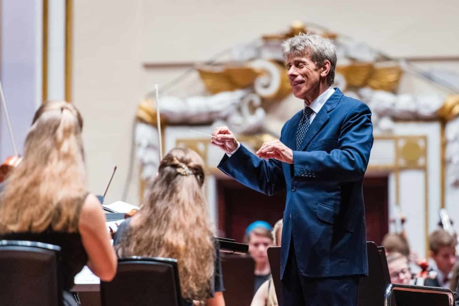 Арестуваха известен британски диригент за педофилия