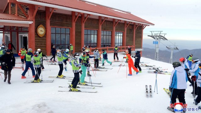 Руснаци на ски туризъм в Северна Корея, разглеждат Пхенян под строй