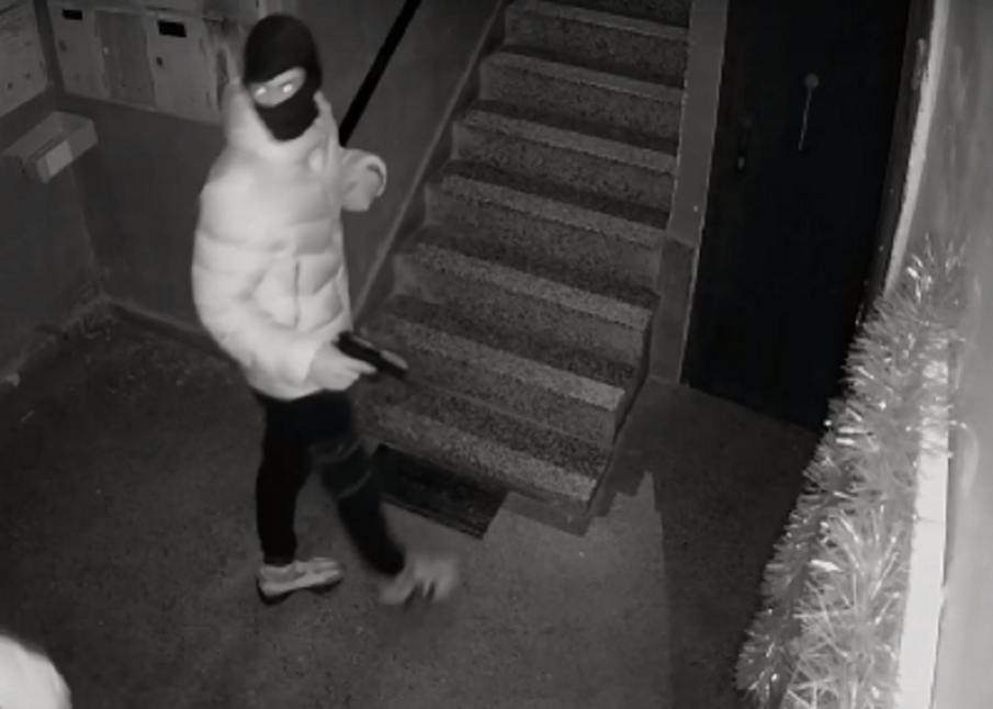 ЕКШЪН: Маскирани и въоръжени нахълтаха в блок в София