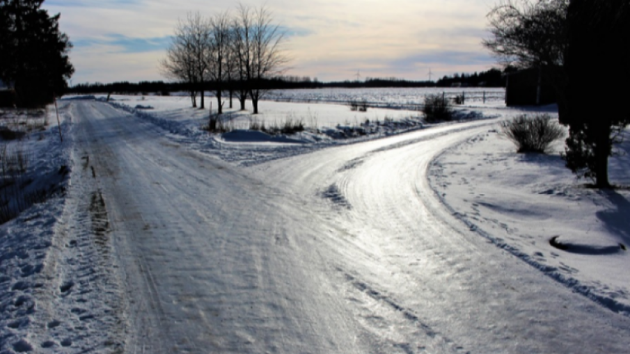 ВНИМАВАЙТЕ МНОГО! Пътните настилки в проходите Шипка и Хаинбоаз - заледени