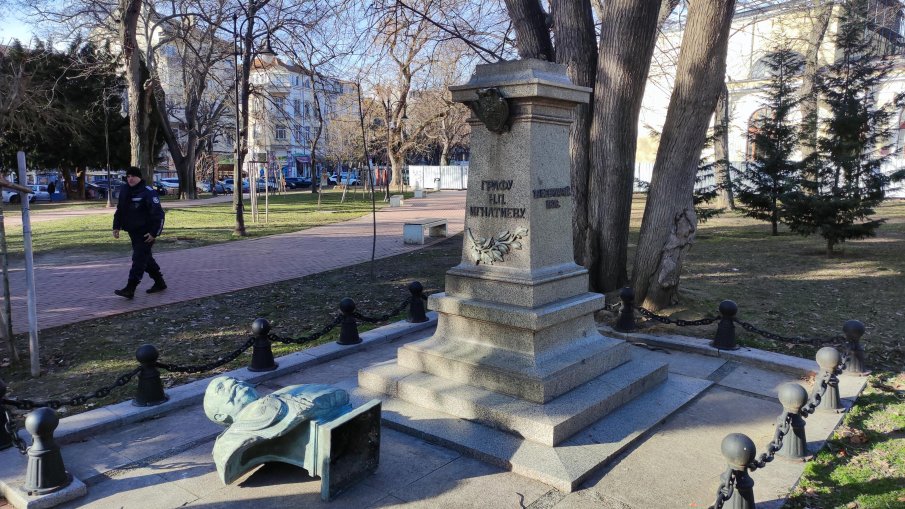 ОТ ПОСЛЕДНИТЕ МИНУТИ: Заловиха вандала, поругал паметника на граф Игнатиев във Варна