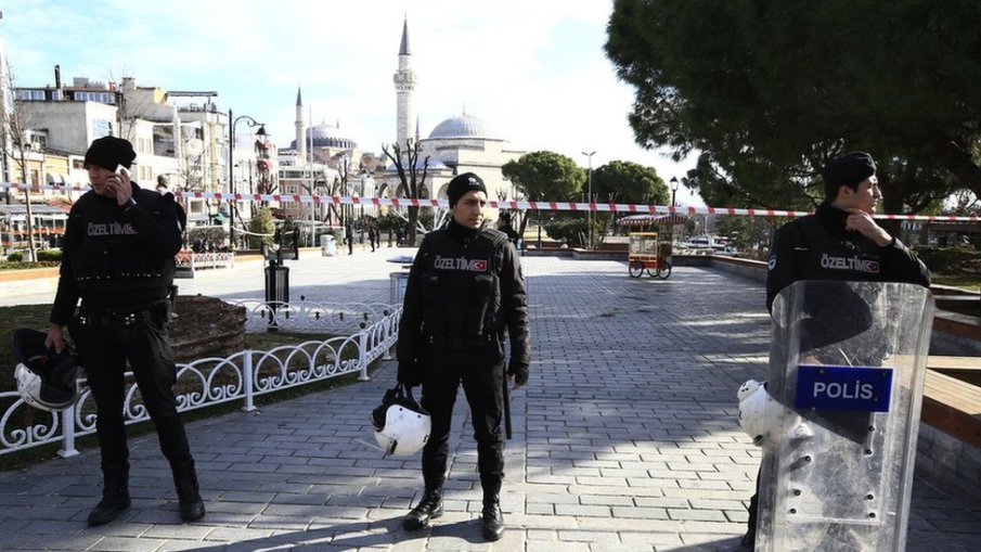 Луд наръга имам в джамия в Истанбул, крещял и лозунги срещу Израел