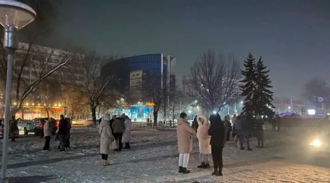 14 труса люляха Китай и Киргизстан, хората излязоха на улиците при минусови температури