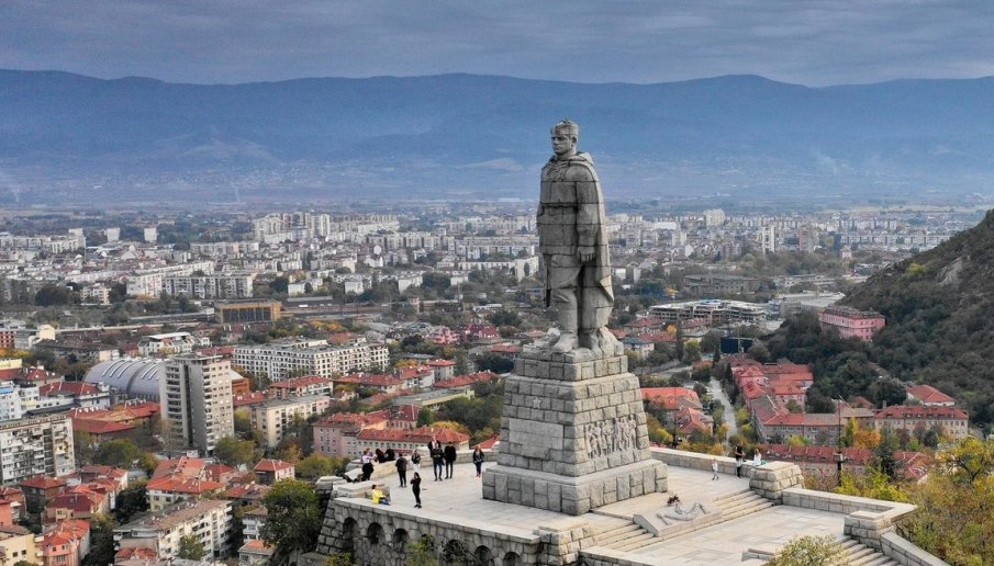 Альоша осъмна с надписи Убийци и Червена паплЪч” (СНИМКИ)