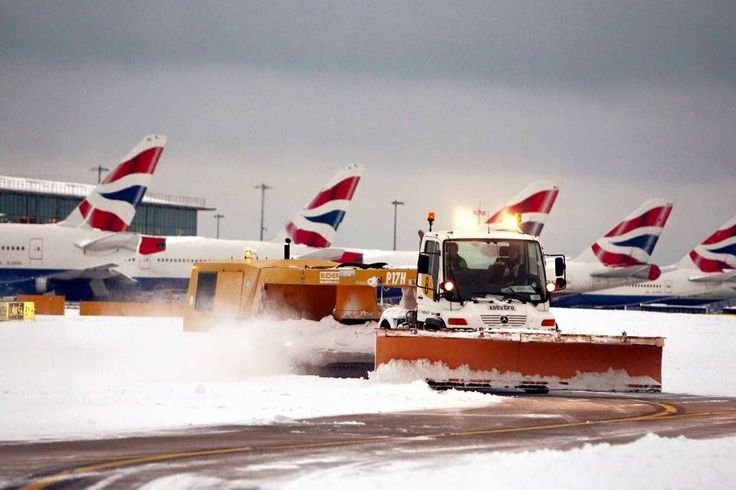 Заради силен вятър: Самолети не успяха да кацнат на летище Хийтроу