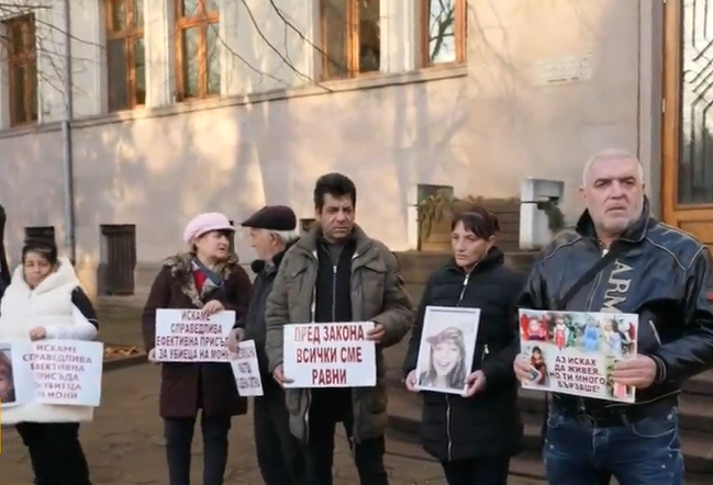 Близки на прегазената на пешеходна пътека Моника излязоха на протест