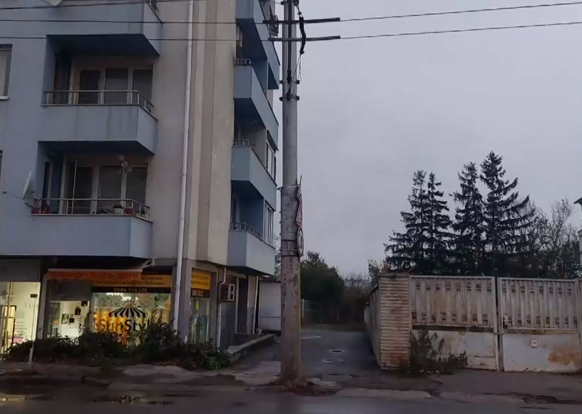 Без достъп на линейки и коли: Огромен стълб блокира улица към жилищен блок в София