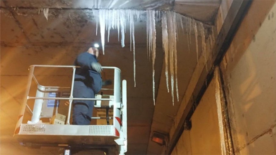 Огромни ледени висулки, по-големи от човешки бой, къртят от надлезите и мостовете в София