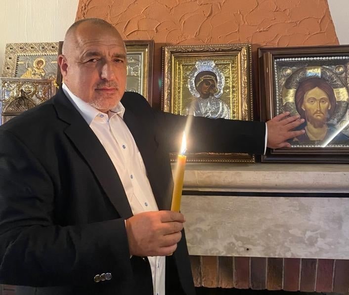 САМО В ПИК И РЕТРО: Изписаха Борисов в манастир в селото на братя Галеви (СНИМКИ)