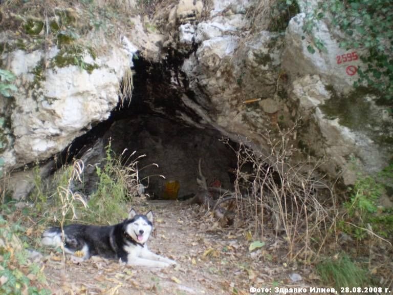 ЗЛОВЕЩО: Мумифициран труп е открит в пещера край Преображенския манастир