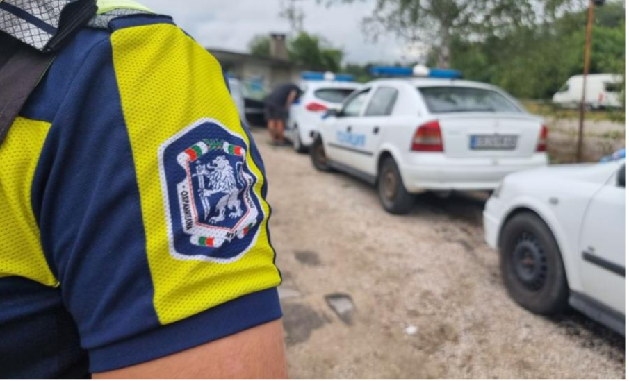 Пушка, колекционерски трофеи и фризер с месо иззеха от три адреса в Самоковско