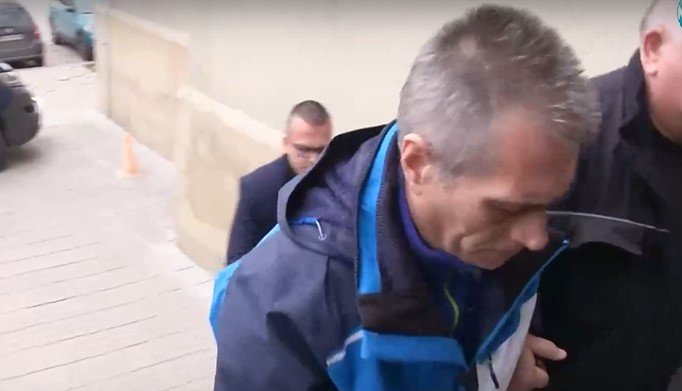 Година по-късно арестуваха полицай за блудство с момичета, които надзиравал