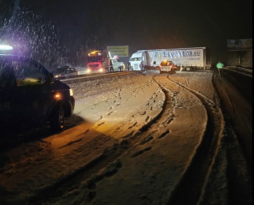 КАПАН: Тир запуши магистрала Тракия“ в снежната виелица (СНИМКА)