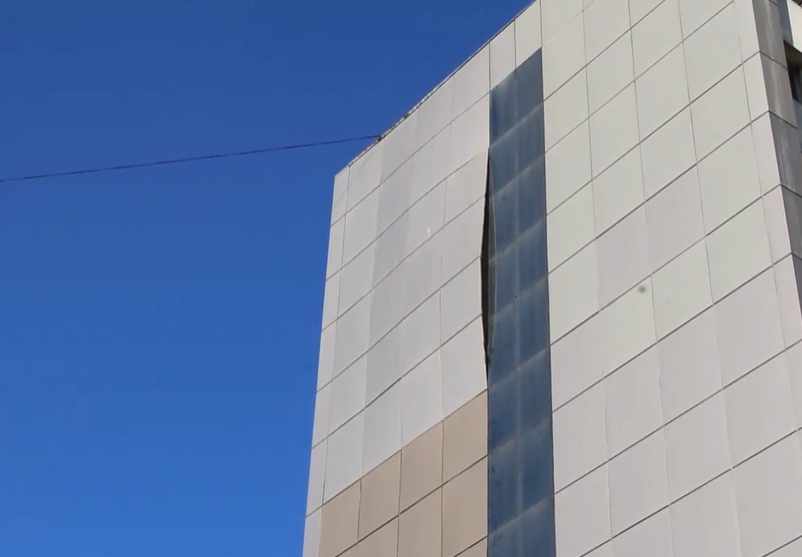 Вятърът откърти метални пана от фасада в Разлог