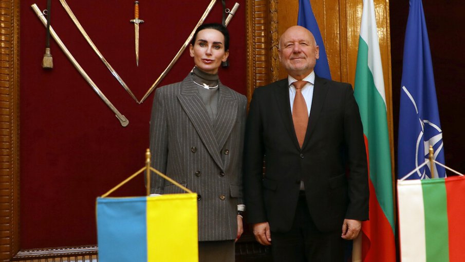 Тагарев се срещна с посланичката на Украйна, обсъдиха военно-техническата помощ