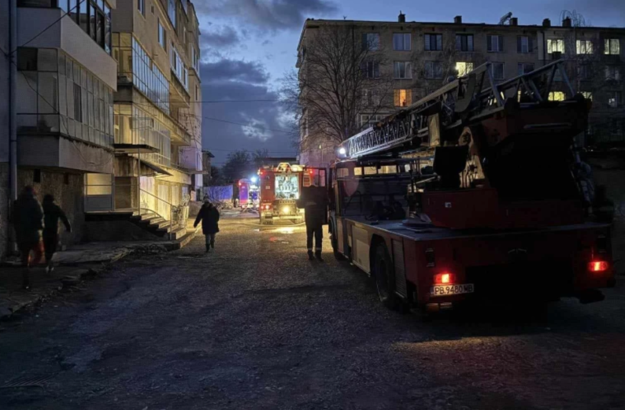 Три екипа гасят пожар в блоковете на Сопот