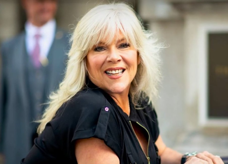 Арестуваха певицата Саманта Фокс след пиянски скандал на самолет