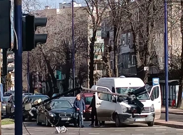 Светофар се стовари върху бус на оживено кръстовище в Пазарджик