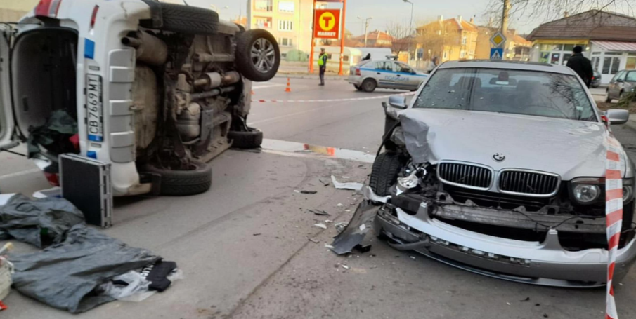 Двама души са загинали при катастрофи в страната