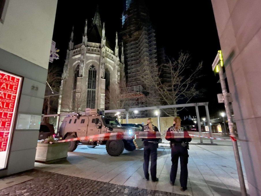 Похитител взе четирима заложници в кафене в Германия