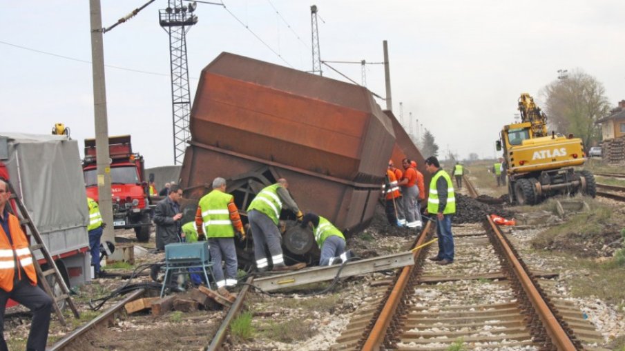 Два вагона дерайлираха на гара Раднево (СНИМКА)