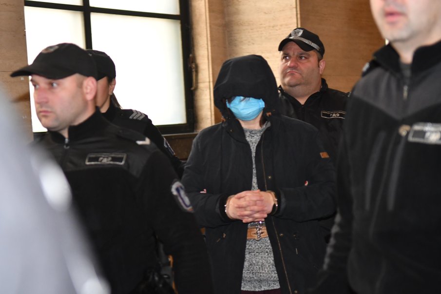 Доведоха убийцата Красимира Трифонова в съдебната зала с белезници и пранги (СНИМКИ)