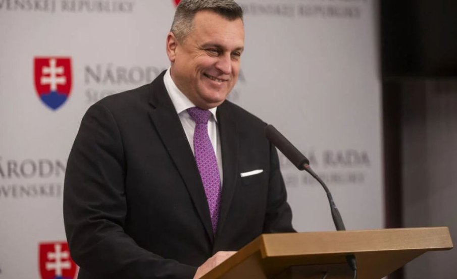 НЕВЕРОЯТНО, НО ФАКТ! Заместник-председател на парламент ще мие улиците