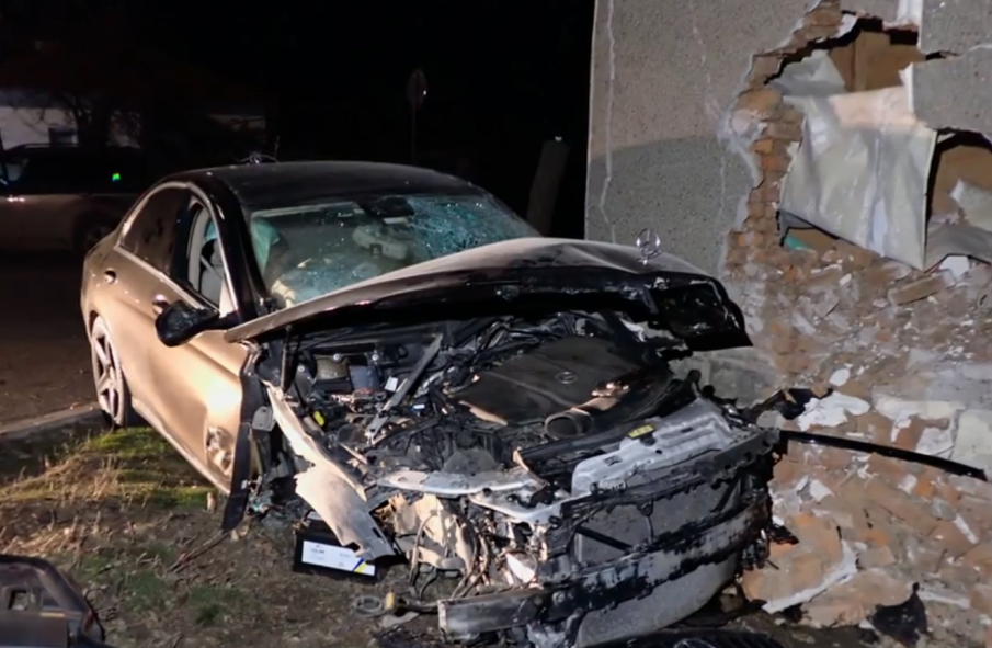 Каскадьор вряза колата си в къща в Исперих и събори стена