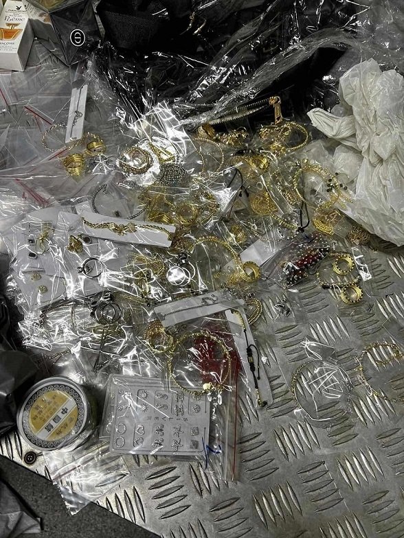 КОНТРАБАНДА: 9.2 кг сребърни и златни накити откриха митничари в колата на румънец (СНИМКИ)