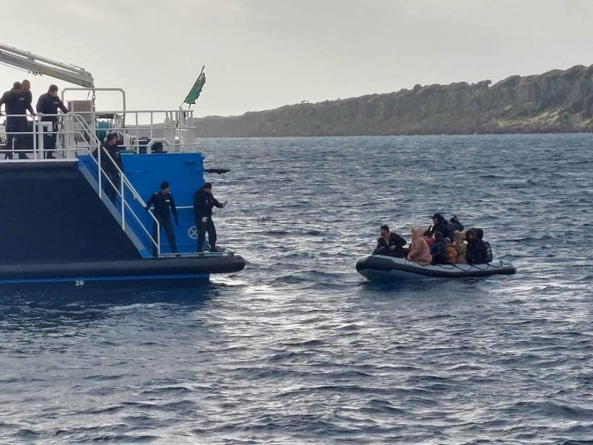 Граничният кораб Балчик спаси 44 бедстващи мигранти край остров Лесбос (СНИМКИ)
