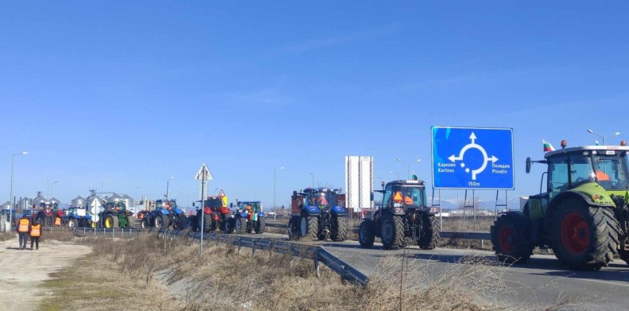 ГНЯВ: Недоволни земеделци блокираха половин Южна България