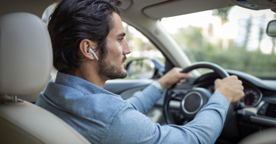100 евро глоба в Гърция ако слушате музика със слушалки докато шофирате