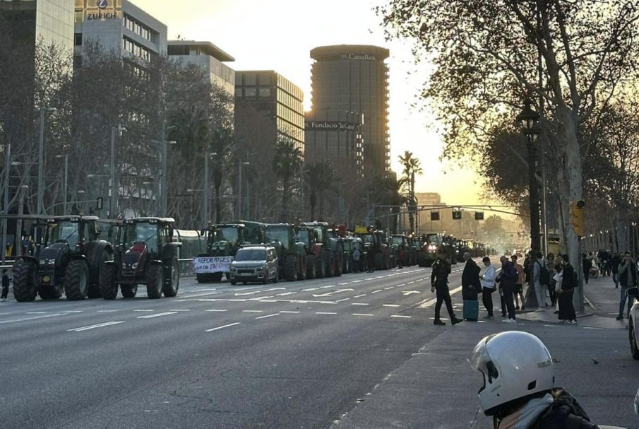И Барселона блокирана от фермери, парализа в градския транспорт (ВИДЕО/СНИМКА)