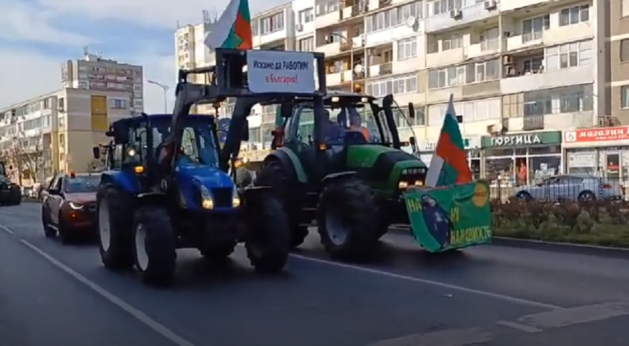 БУНТ: Тракторите влязоха в Пловдив, трафикът в центъра замря (ВИДЕО)